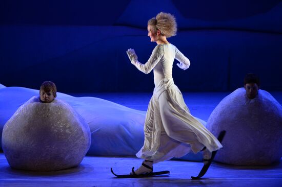Ne m'oublie pas (Forget Me Not) show during Chekhov International Theater Festival
