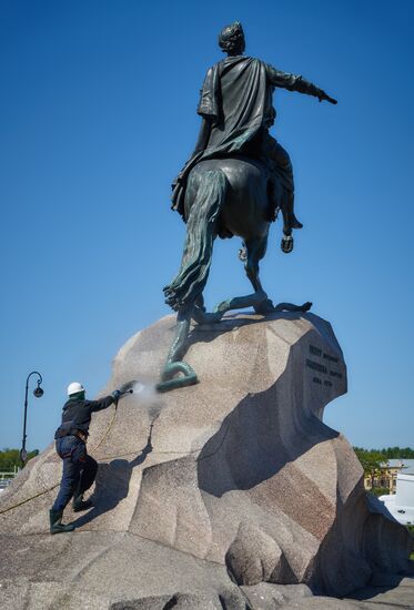 Monument to Peter the Great is washed in St. Petersburg
