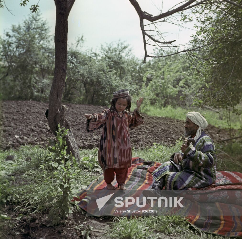 Folk singer and storyteller Khikmat Rizo