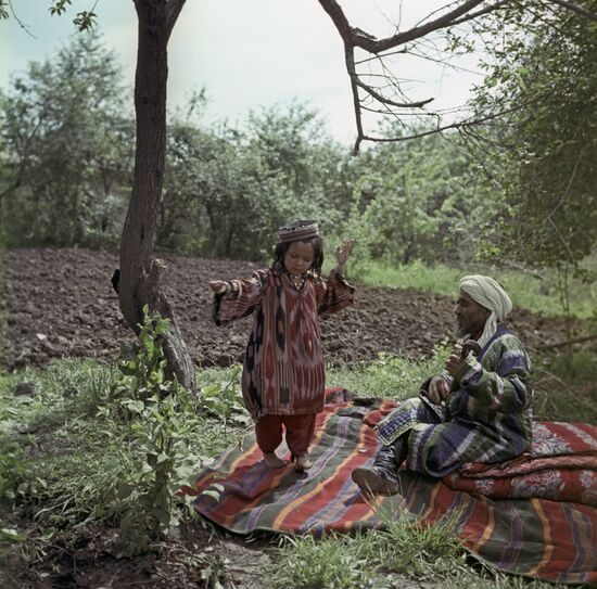 Folk singer and storyteller Khikmat Rizo