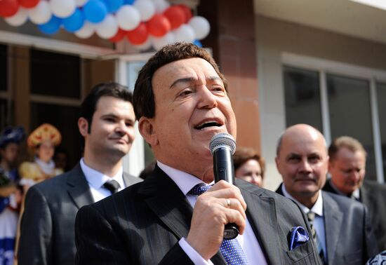 Duma deputy Iosif Kobzon visits Donetsk