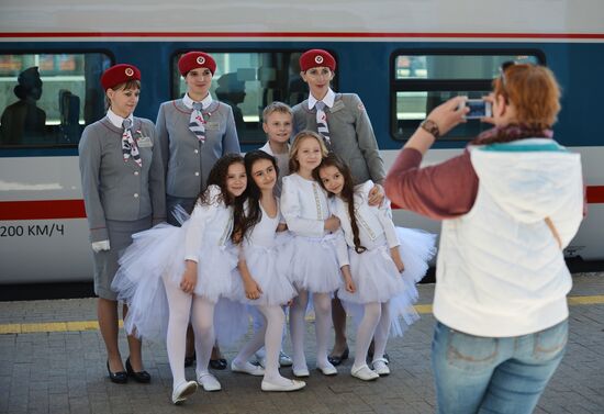 Strizh high-speed train carries first passengers