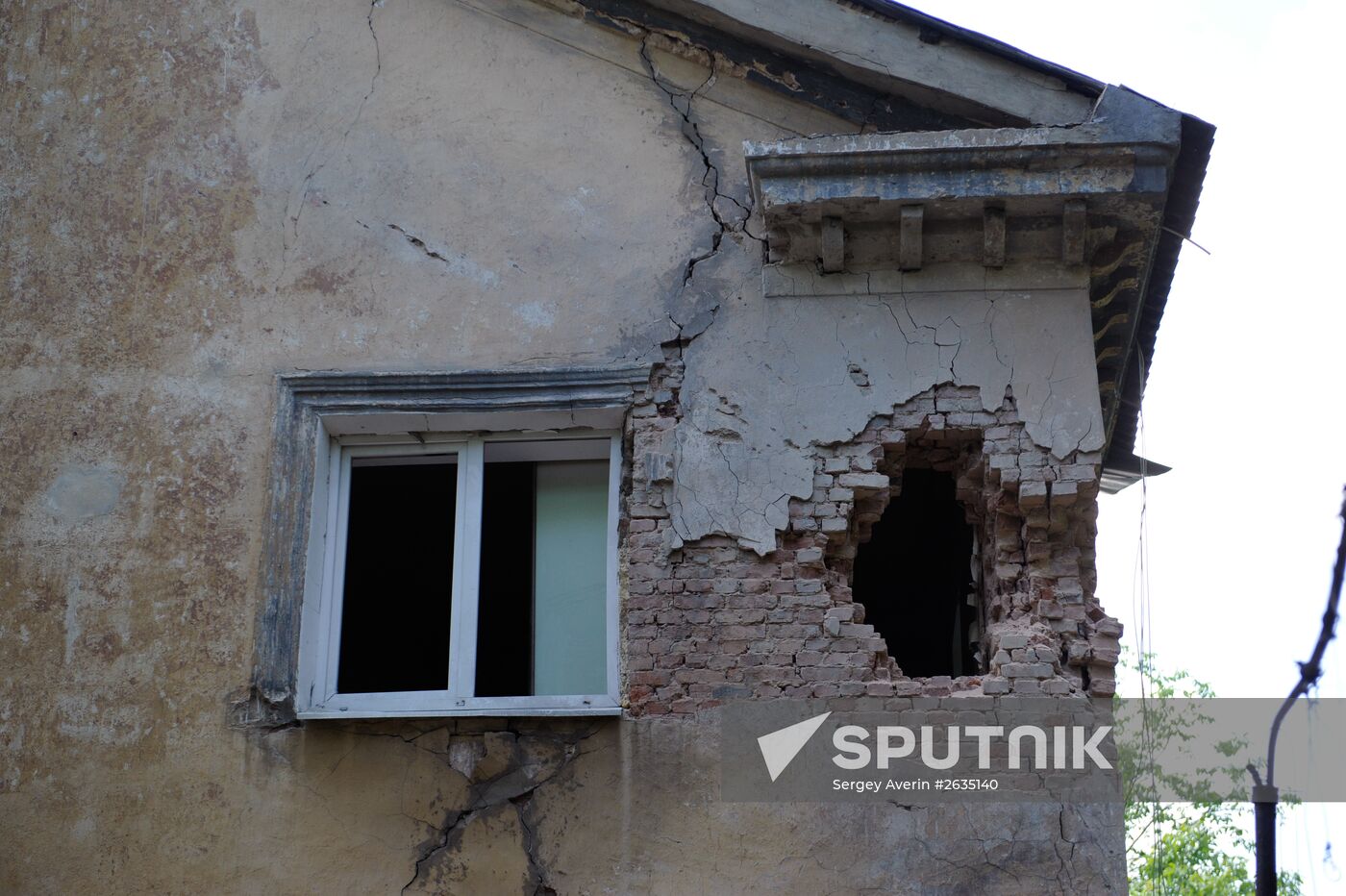 OSCE representatives arrive on site of shelling in Donetsk