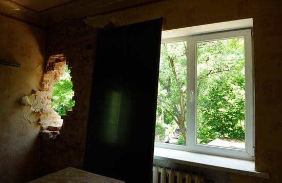 OSCE representatives arrive on site of shelling in Donetsk