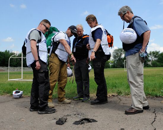 OSCE representatives arrive on site of shelling in Donetsk