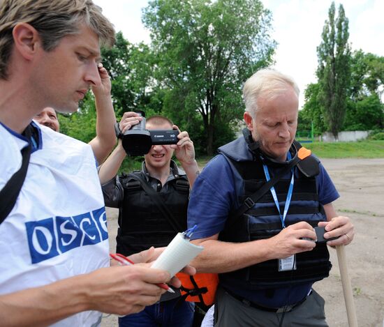 OSCE representatives arrive on site of shelling in Donetsk