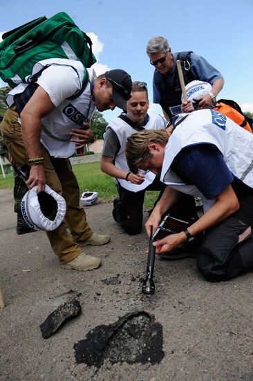 OSCE representatives arrive on site of shelling in Donetsk