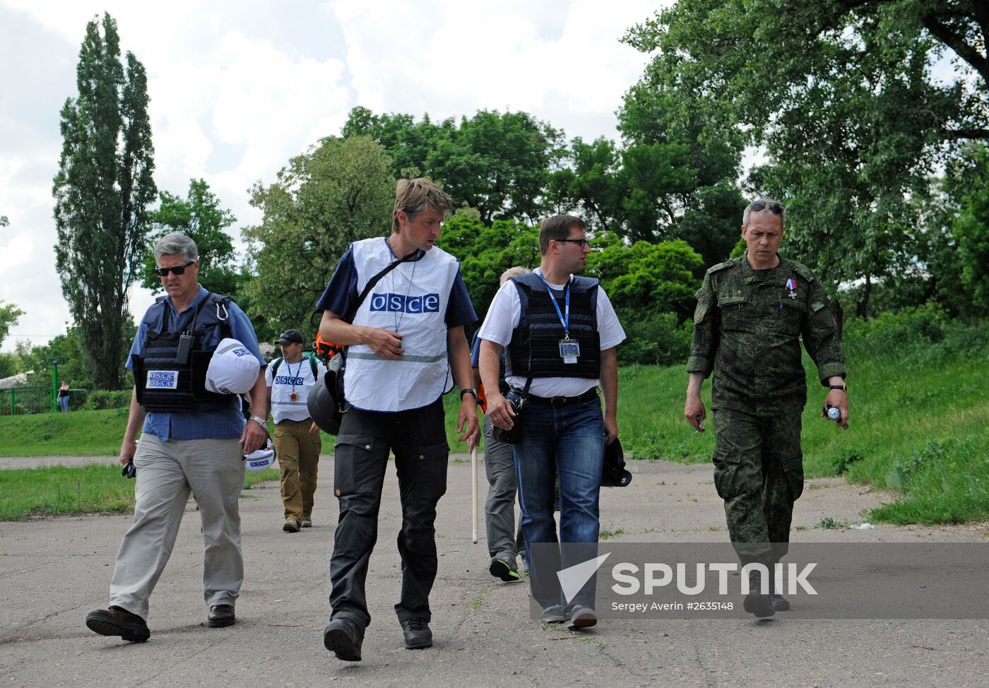OSCE representatives arrive on site of shelling in Donetsk