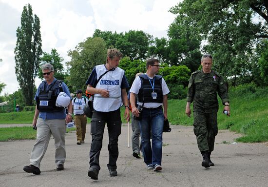 OSCE representatives arrive on site of shelling in Donetsk