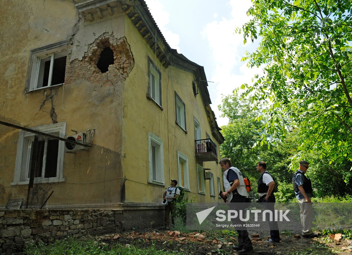 OSCE representatives arrive on site of shelling in Donetsk