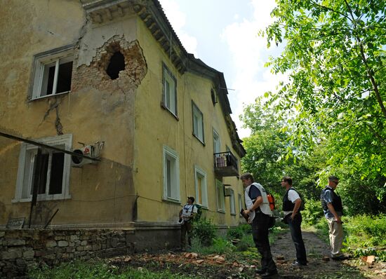 OSCE representatives arrive on site of shelling in Donetsk