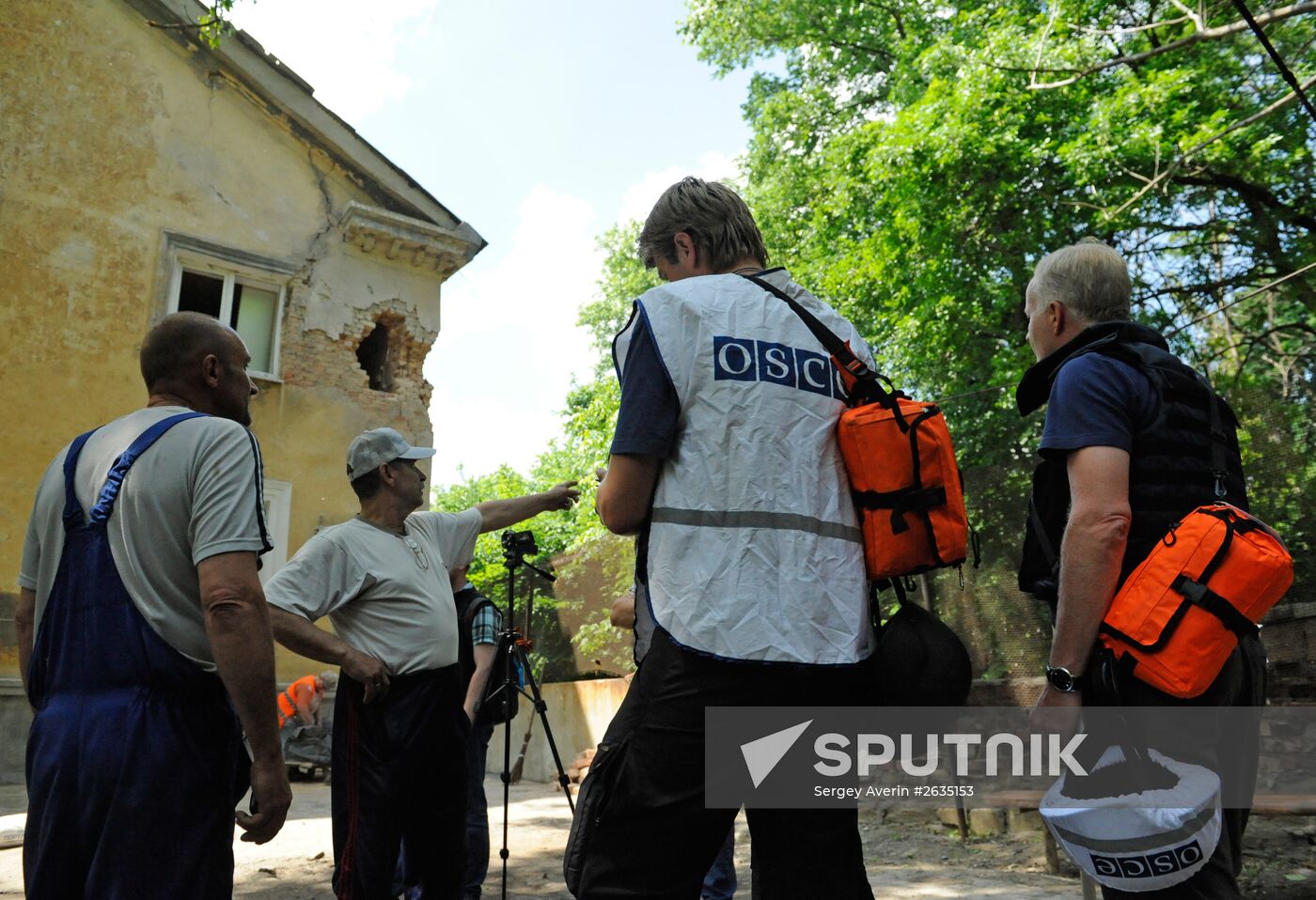 OSCE representatives arrive on site of shelling in Donetsk