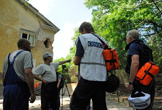 OSCE representatives arrive on site of shelling in Donetsk