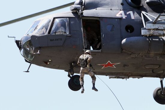 Russian paratroopers and Kirghizian national guard conduct military drills
