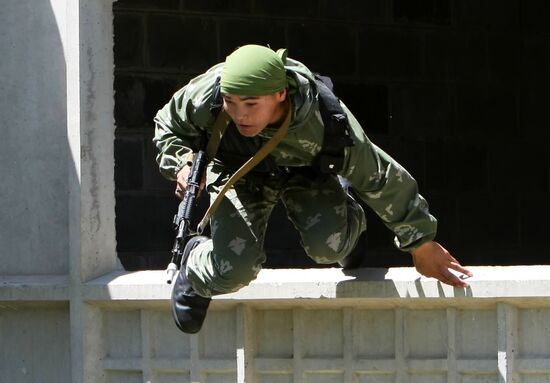 Russian paratroopers and Kirghizian national guard conduct military drills