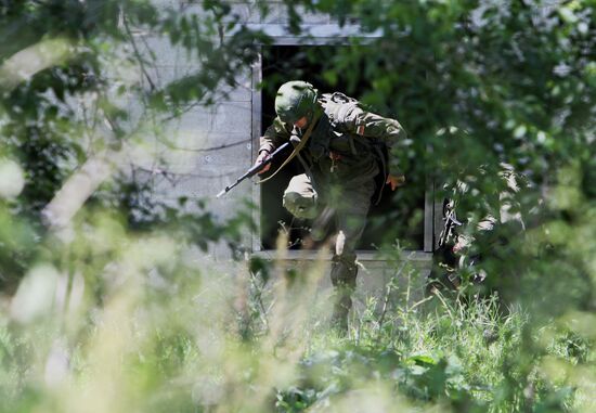 Russian paratroopers and Kirghizian national guard conduct military drills