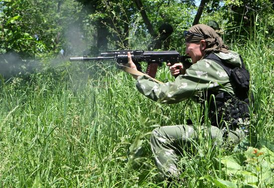 Russian paratroopers and Kirghizian national guard conduct military drills