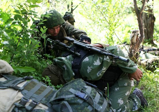 Russian paratroopers and Kirghizian national guard conduct military drills