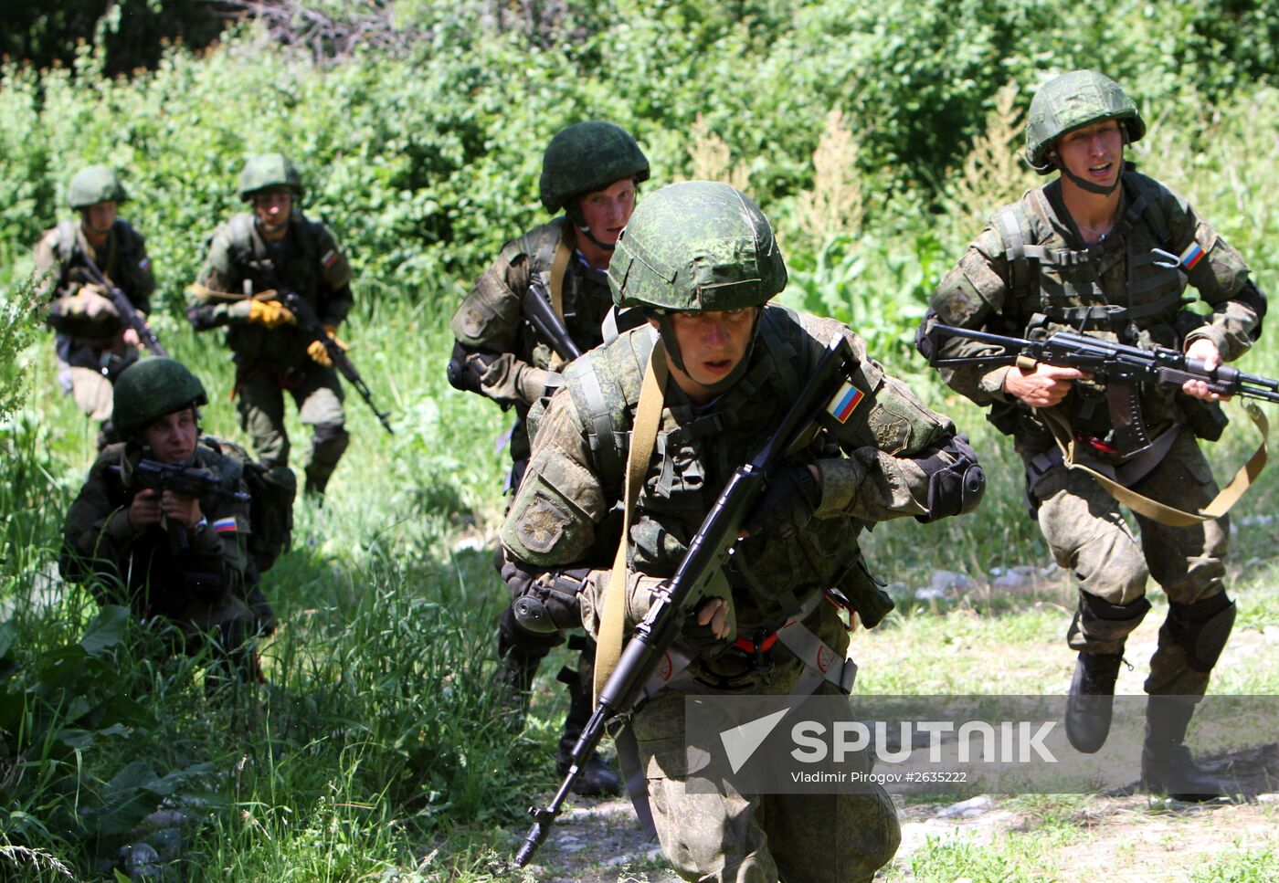 Russian paratroopers and Kirghizian national guard conduct military drills