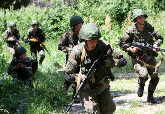 Russian paratroopers and Kirghizian national guard conduct military drills