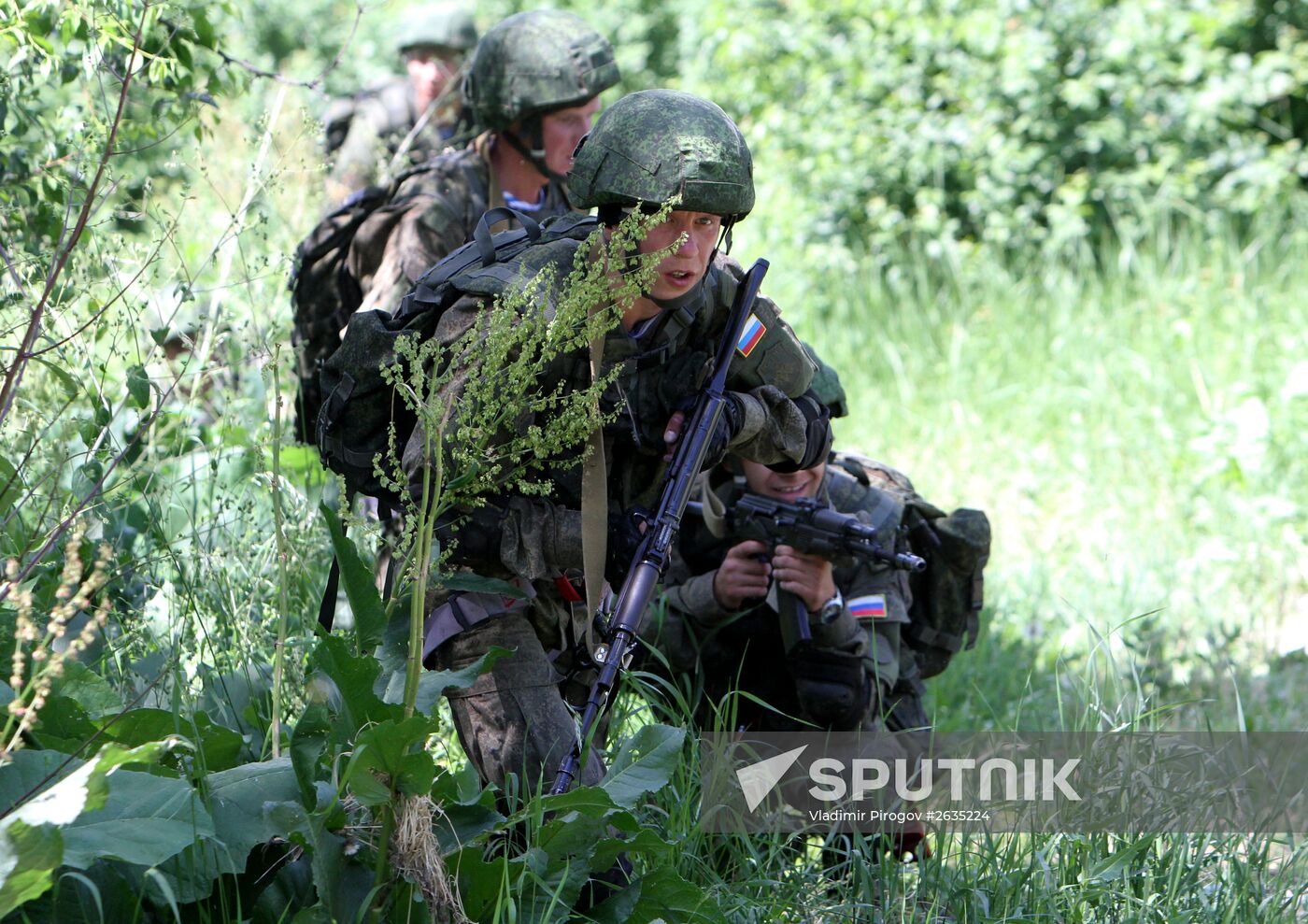 Russian paratroopers and Kirghizian national guard conduct military drills