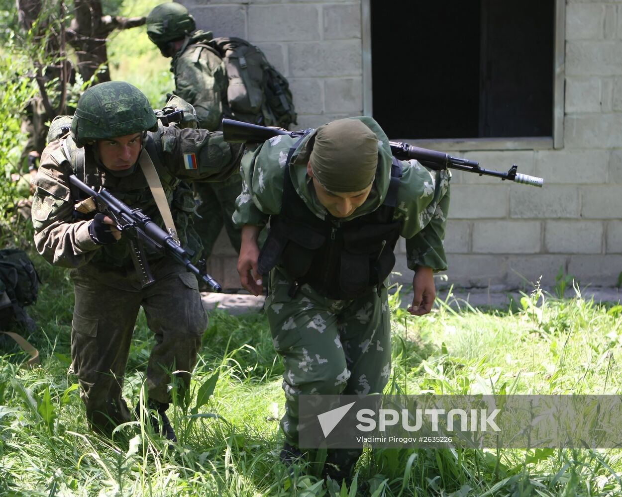 Russian paratroopers and Kirghizian national guard conduct military drills