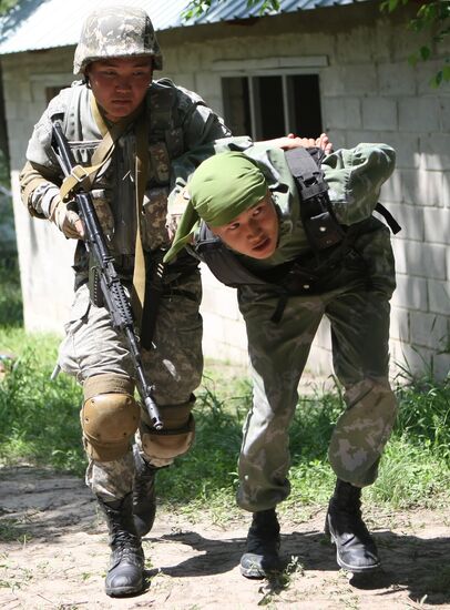 Russian paratroopers and Kirghiz national guard conduct military drills