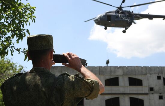 Russian paratroopers and Kirghizian national guard conduct military drills