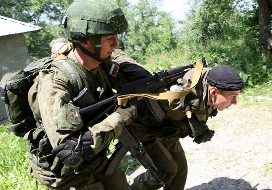 Russian paratroopers and Kirghizian national guard conduct military drills