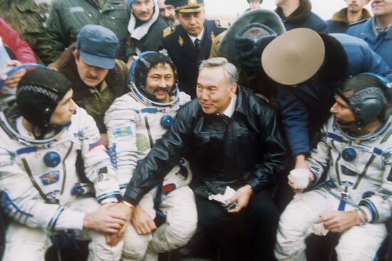 Nursultan Nazarbayev congratulates cosmonauts