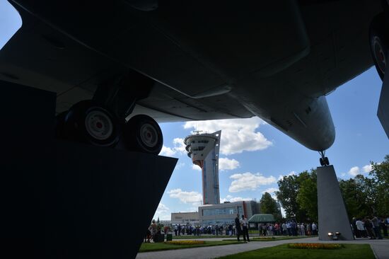 Ilyushin Il-62 aircraft monument unveiled