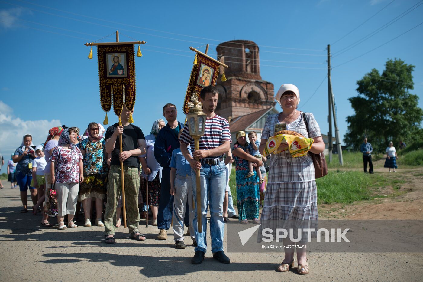 Velikaya River religious procession in Kirov Region