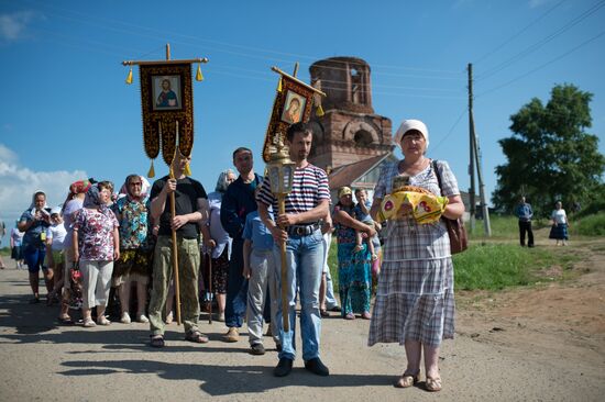 Velikaya River religious procession in Kirov Region