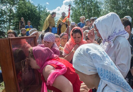 Velikaya River religious procession in Kirov Region