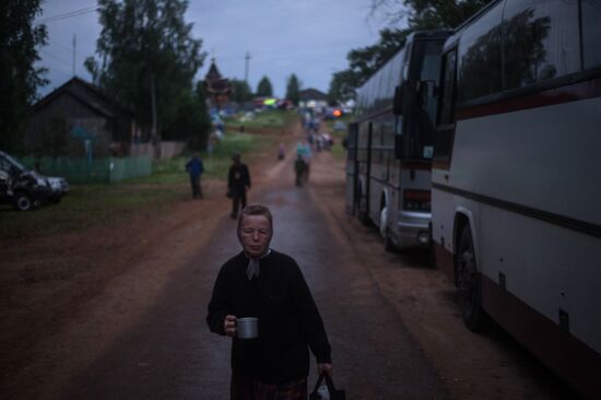Velikaya River religious procession in Kirov Region