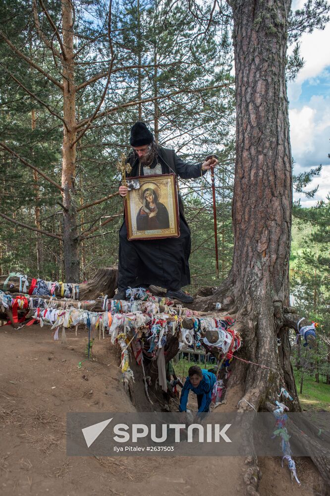 Velikaya River religious procession in Kirov Region