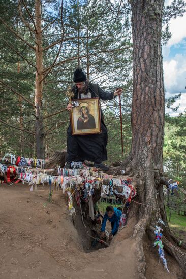 Velikaya River religious procession in Kirov Region