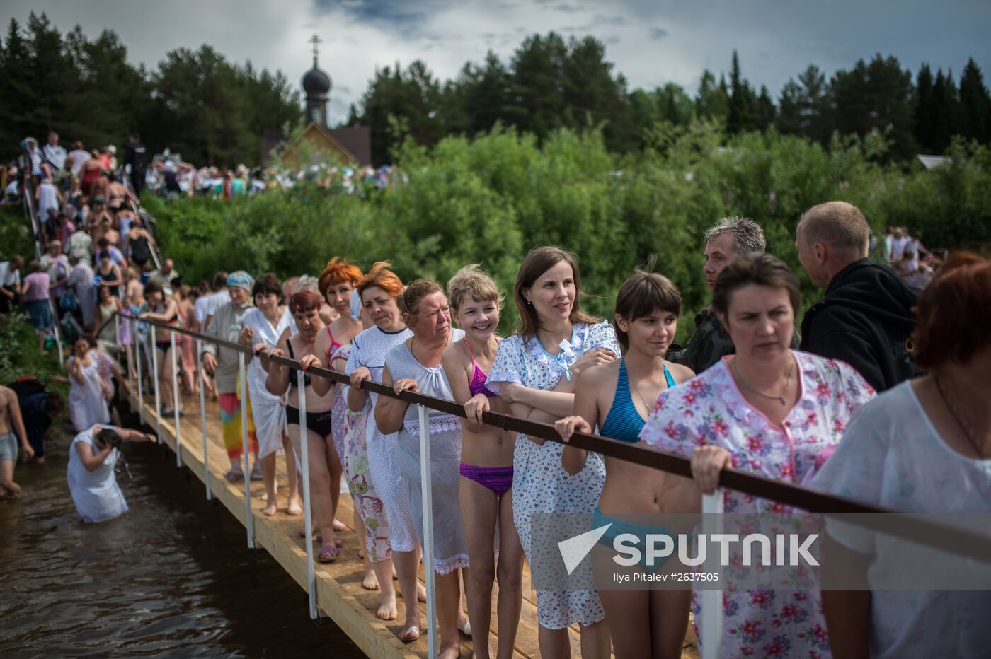 Velikaya River religious procession in Kirov Region