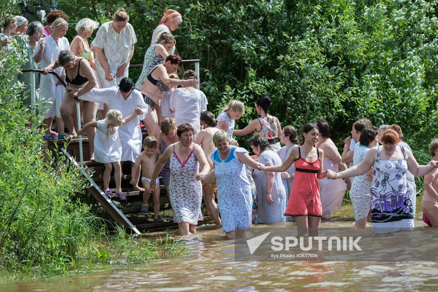 Velikaya River religious procession in Kirov Region