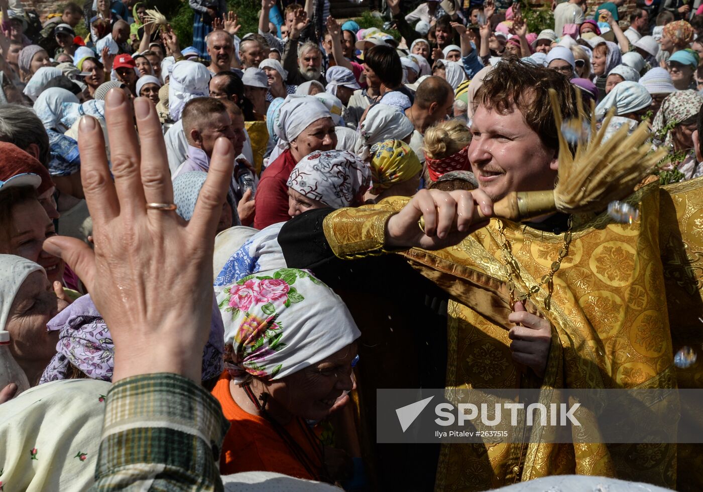 Velikaya River religious procession in Kirov Region