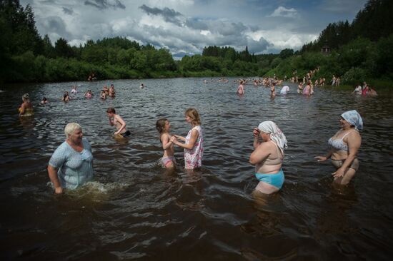 Velikaya River religious procession in Kirov Region