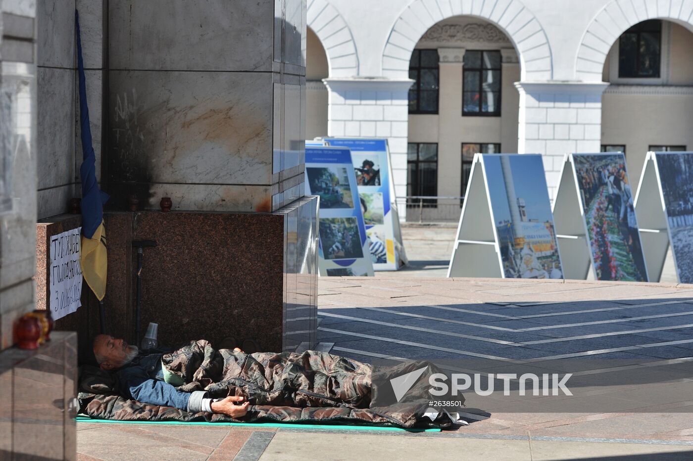 Tent camp in central Kiev demolished