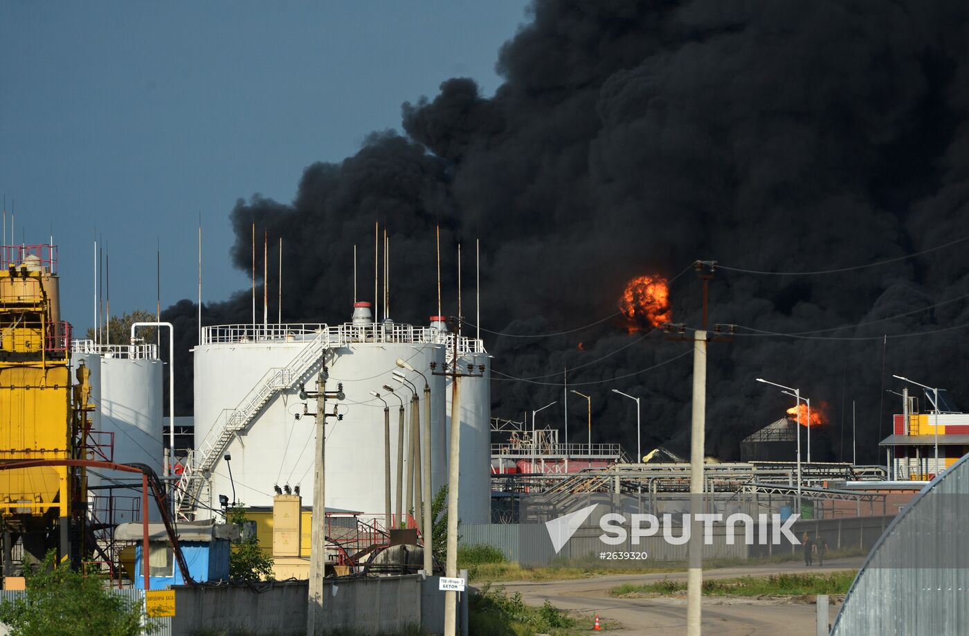 Fire at oil tank farm in Kiev Region