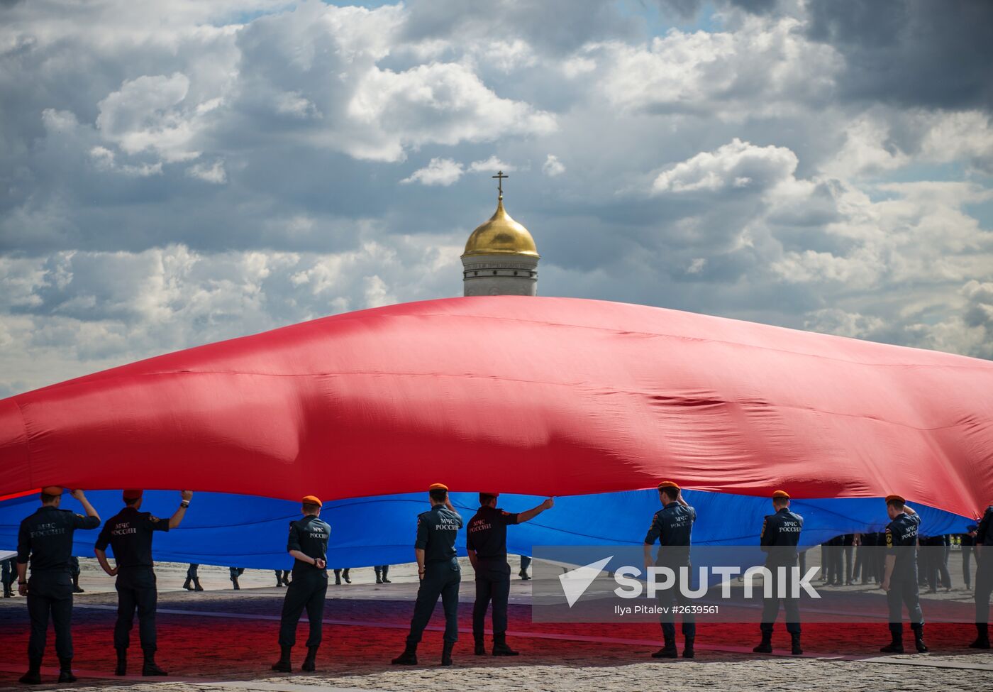 Russia's largest flag unfolding ceremony