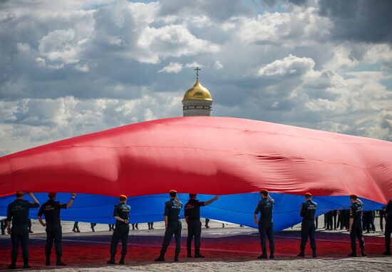 Russia's largest flag unfolding ceremony