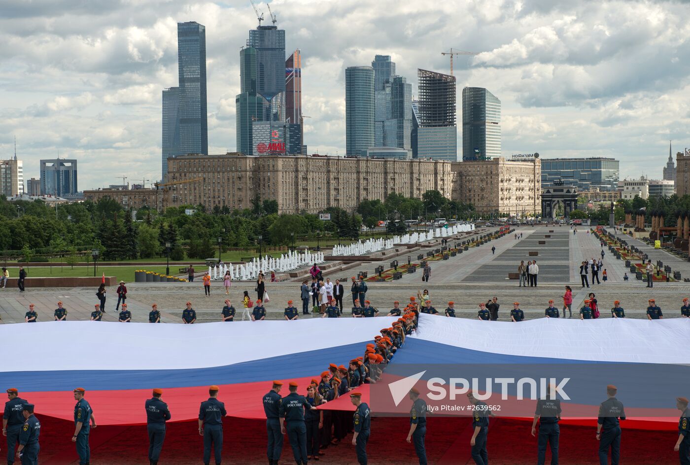 Russia's largest flag unfolding ceremony
