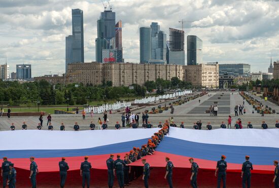 Russia's largest flag unfolding ceremony