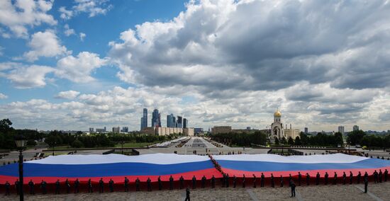 Russia's largest flag unfolding ceremony