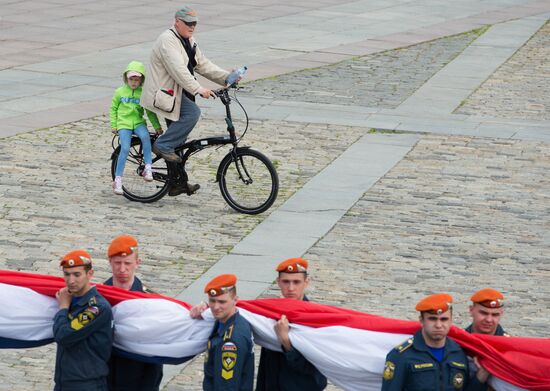Russia's largest flag unfolding ceremony