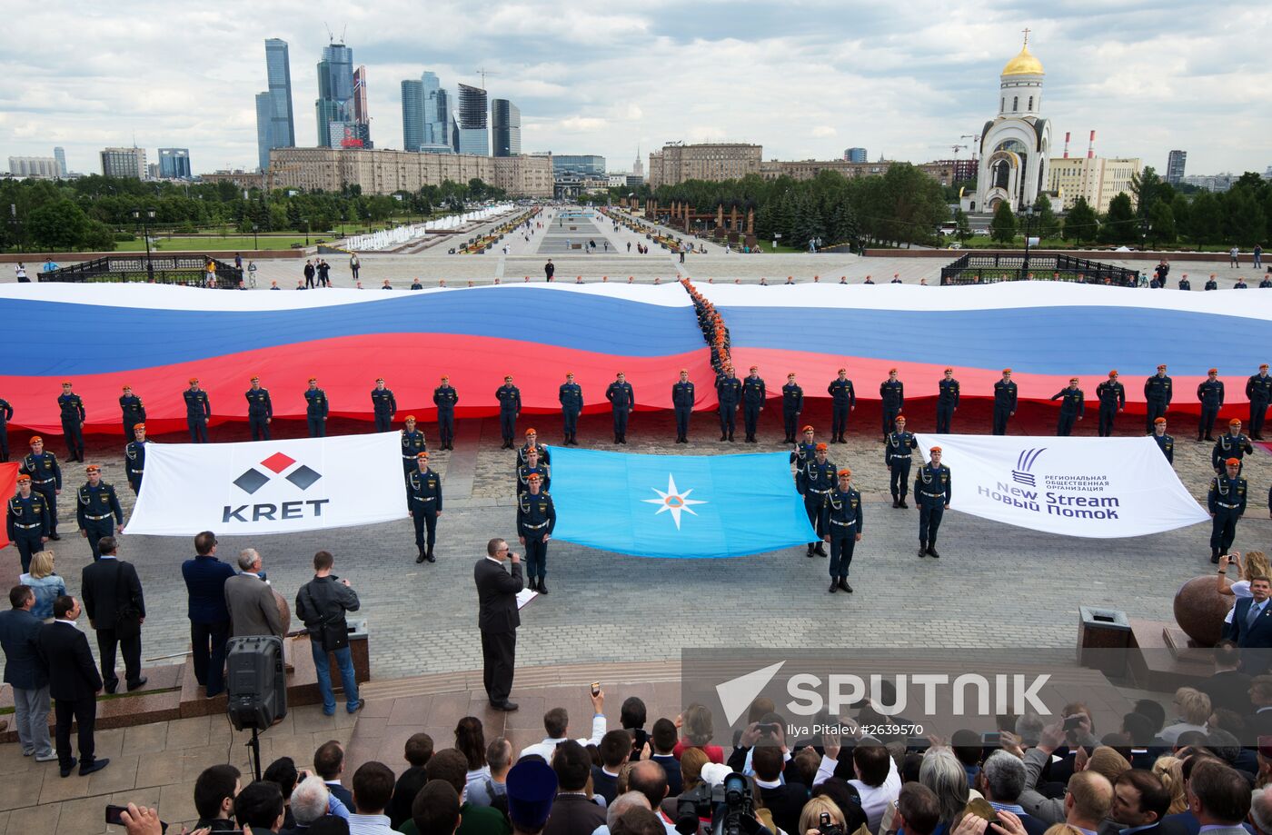 Russia's largest flag unfolding ceremony